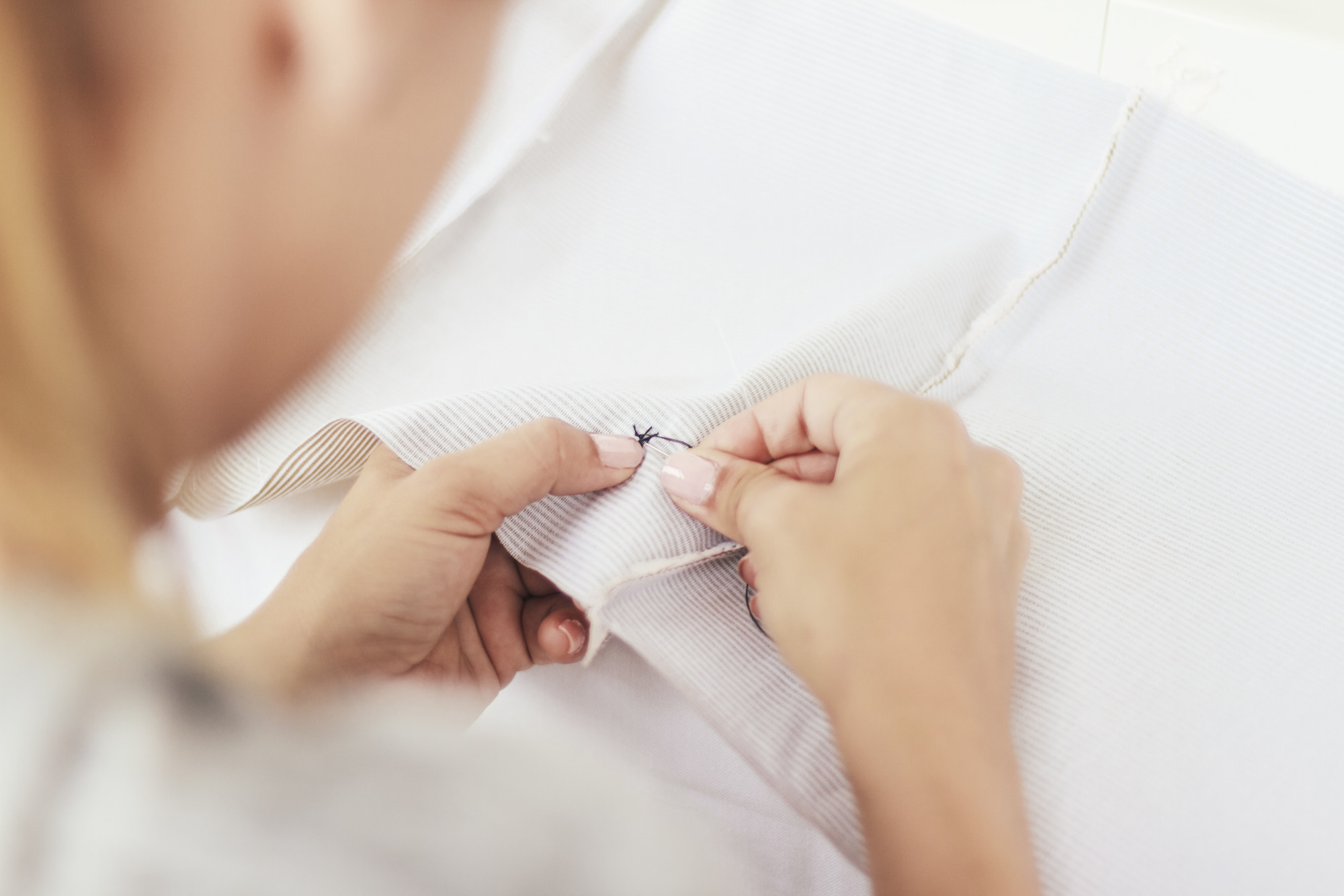 Mani che lavorano un punto satin
